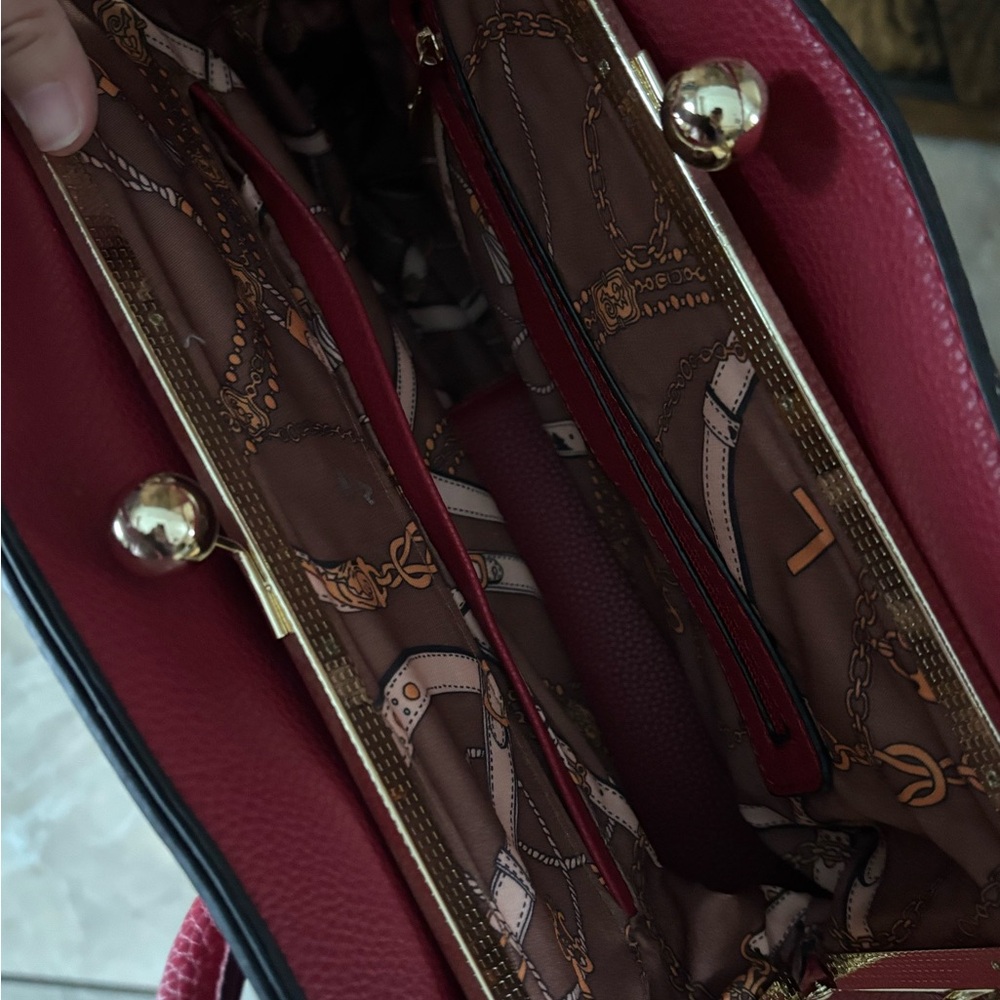 Elegant Red Satchel and Wallet Set - Picture 9 of 14